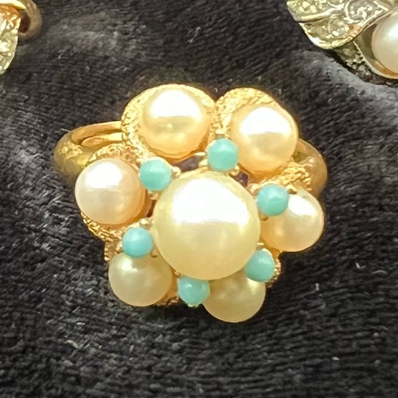 Vintage ring pearl and turquoise signed costume jewelry adjustable goldtone Avon - Picture 3 of 5